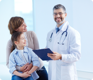 doutor feliz segurando prancheta com pacientes 